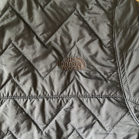 The North Face navy jacket. Women size large - Picture 7 of 9